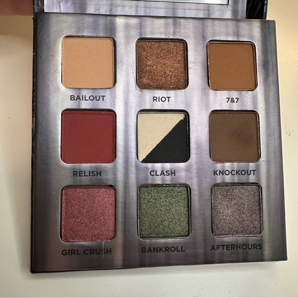 Urban Decay Troublemaker Eyeshadow Palette - Picture 10 of 14